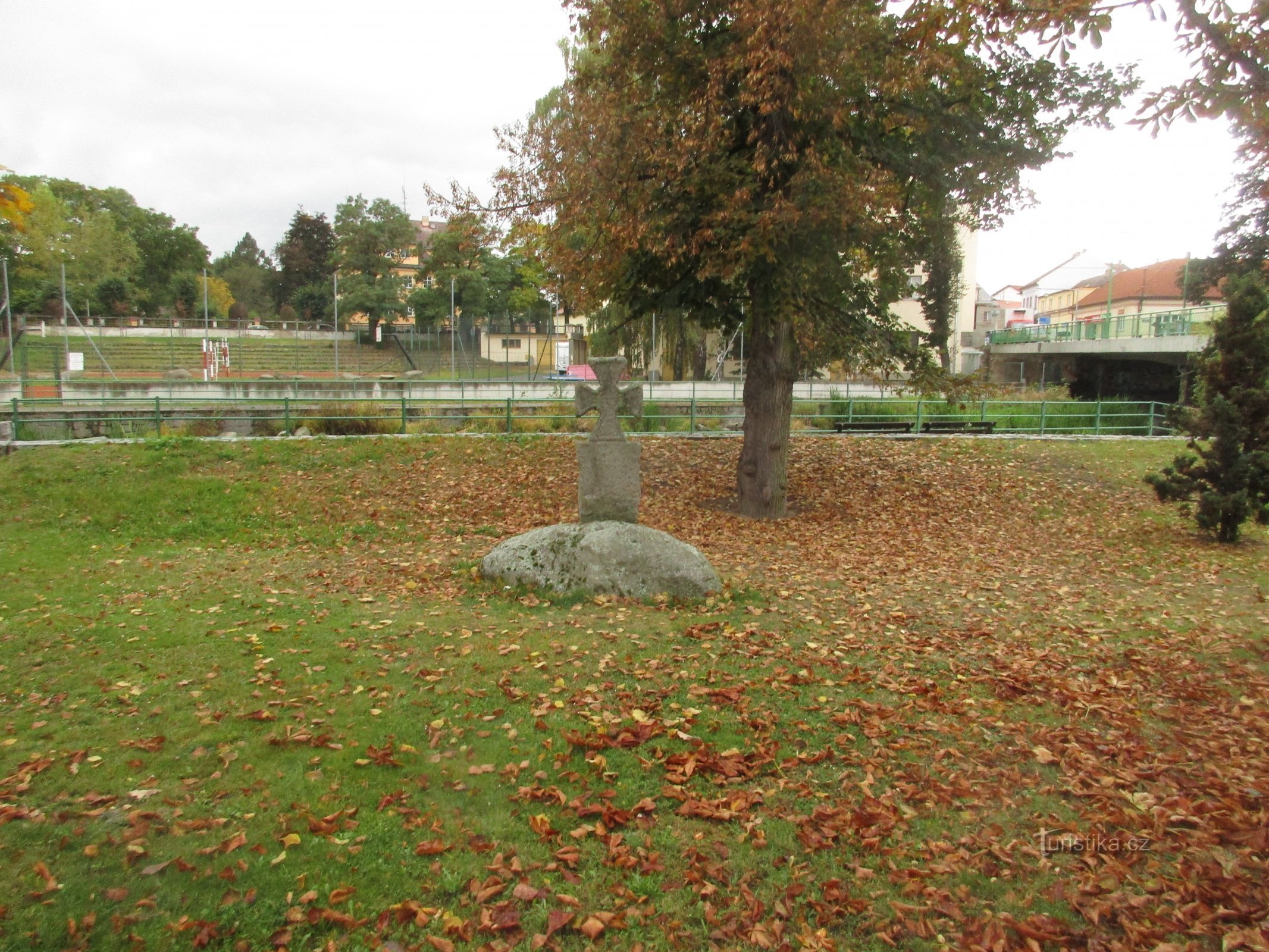 Kreuz am Ufer des Závišínské-Bachs