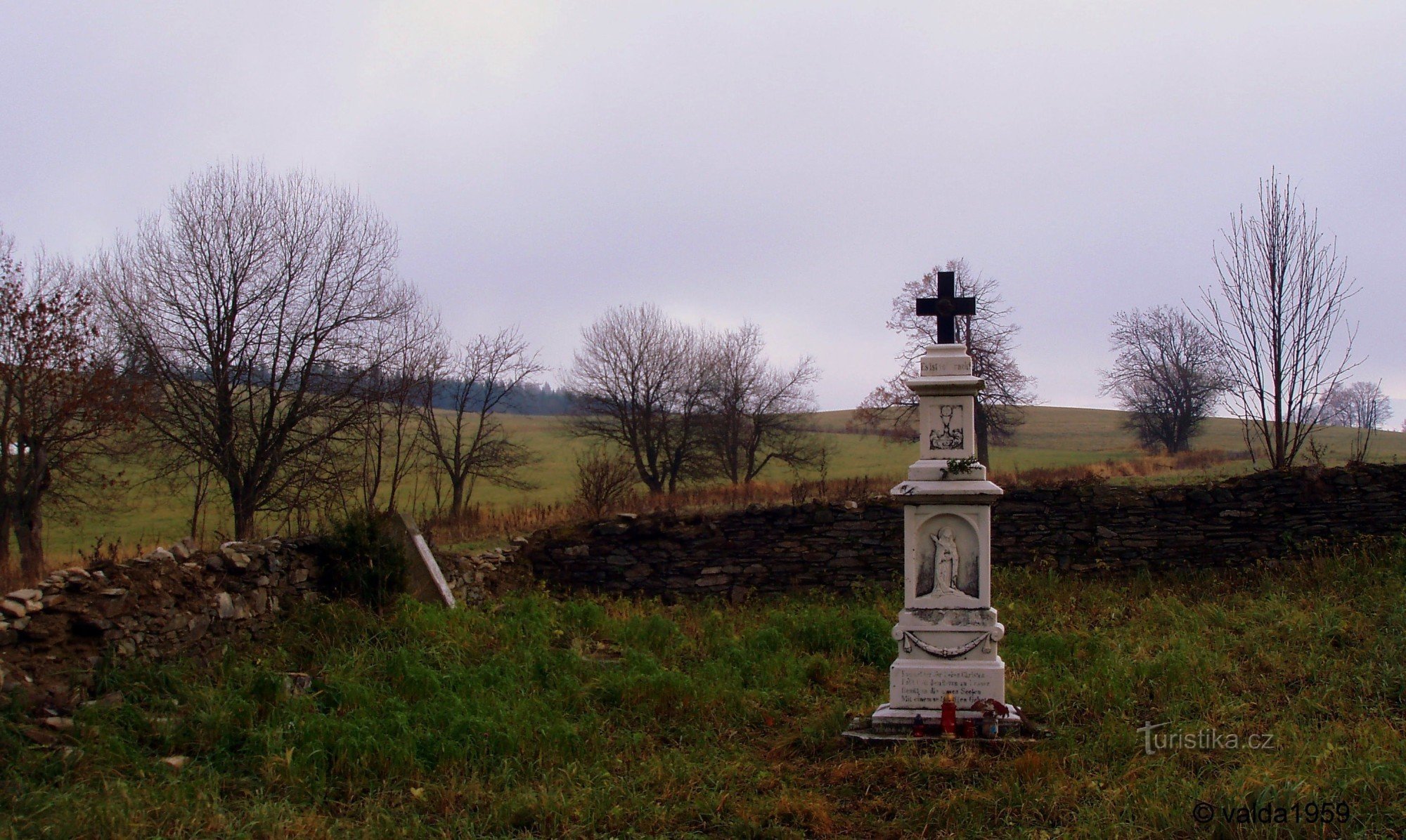 kereszt a megszűnt Štolnava falu egykori temetőjénél