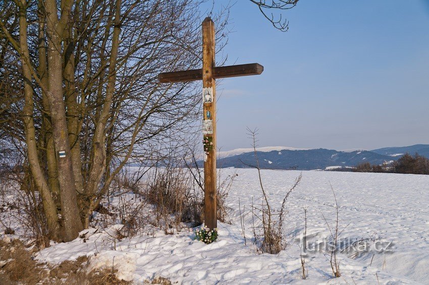 Croix sur la colline rouge