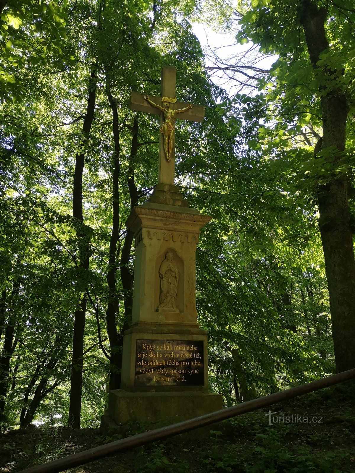 Traverser sur le chemin des ruines de Skuhrov