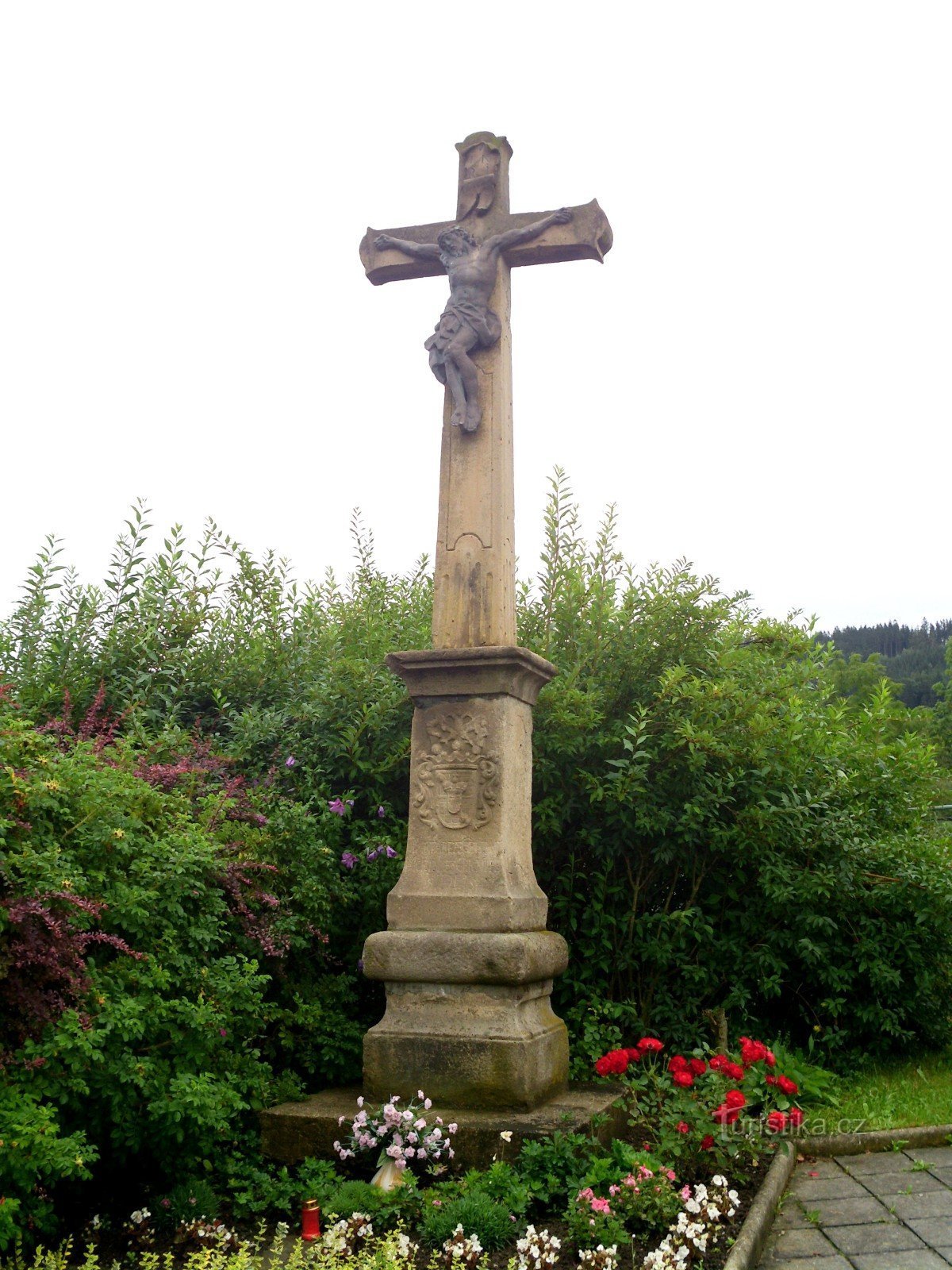 Cruz en un cementerio católico