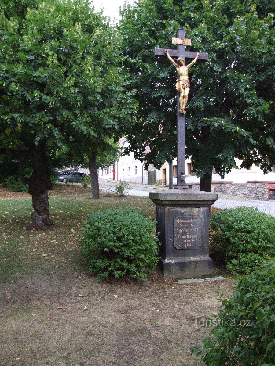 Kříž na náměstí Míru v Ratajích nad Sázavou