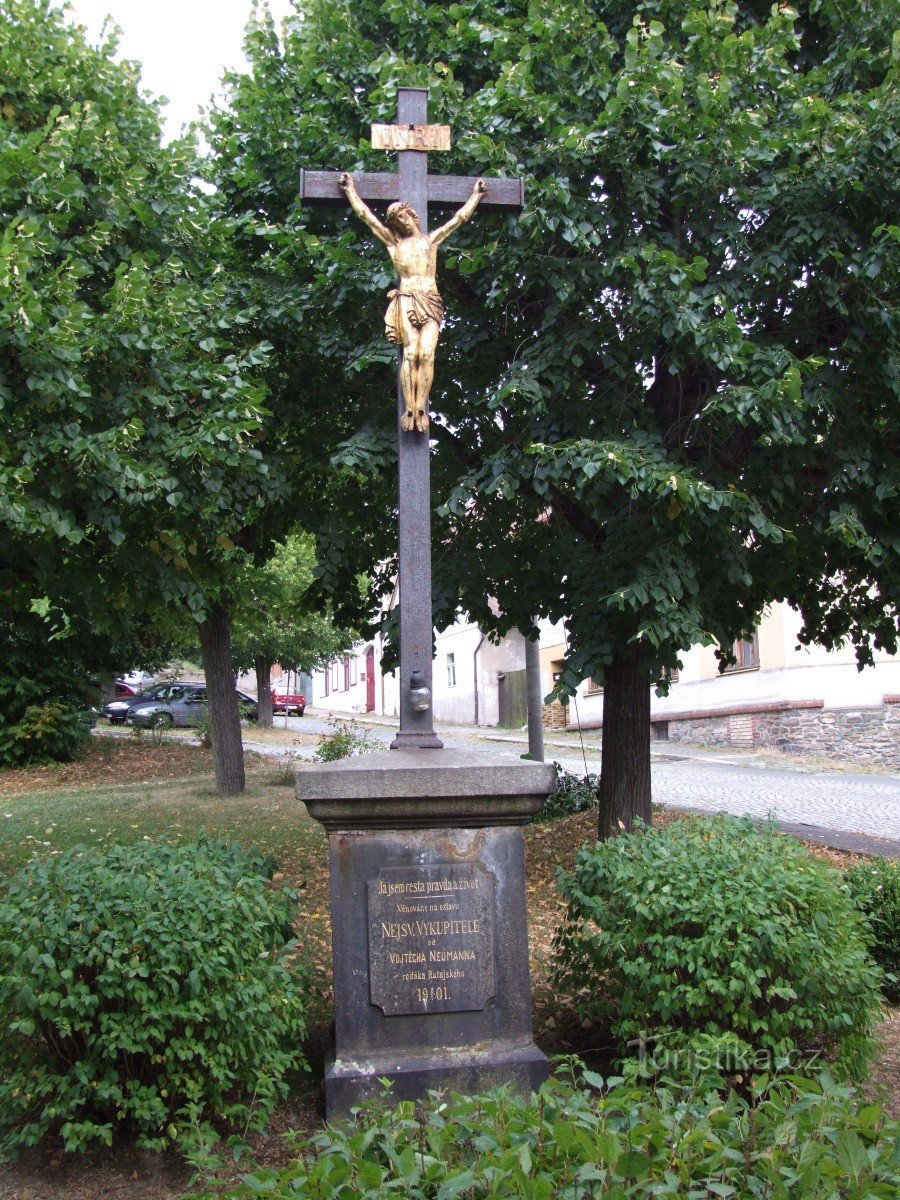 Križ na Náměstí Miru v Ratají nad Sázavou