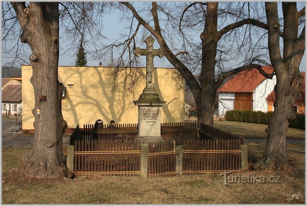 Kreuz im Dorf Rabštejnská Lhoty