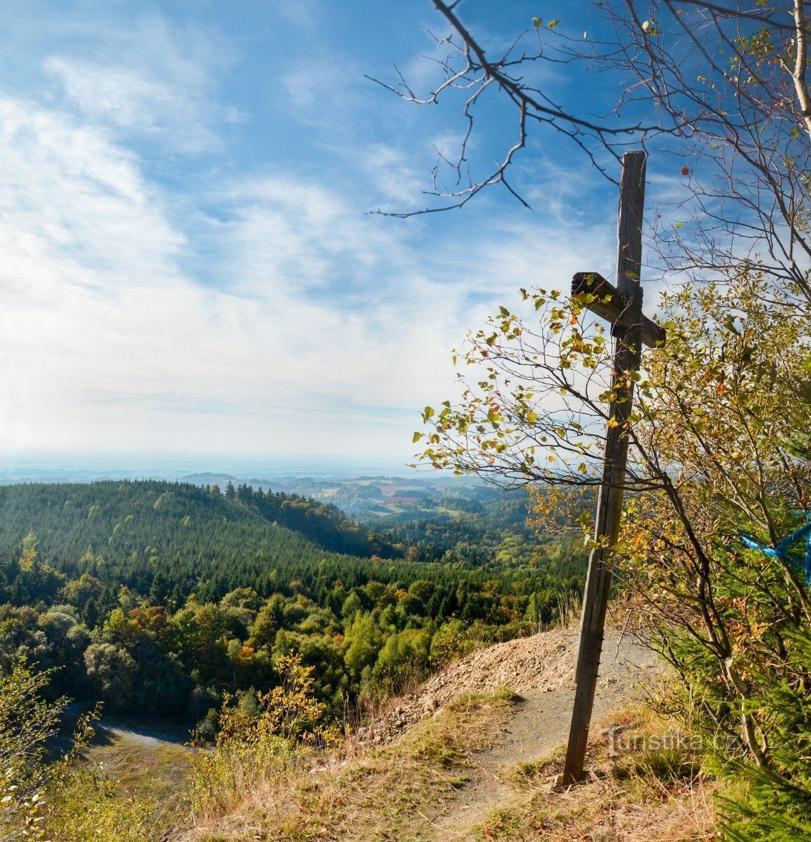 Хрест на краю стінки кар'єру на схилі г. Шпічак (841 м над рівнем моря)