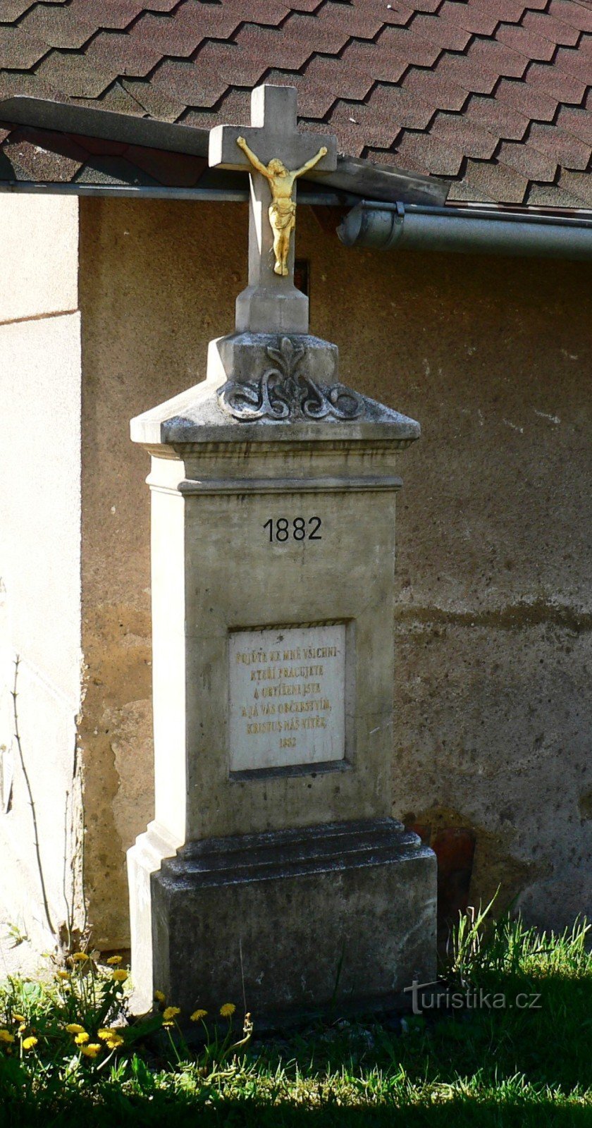 une croix à la mémoire du messager municipal sacerdotal tué