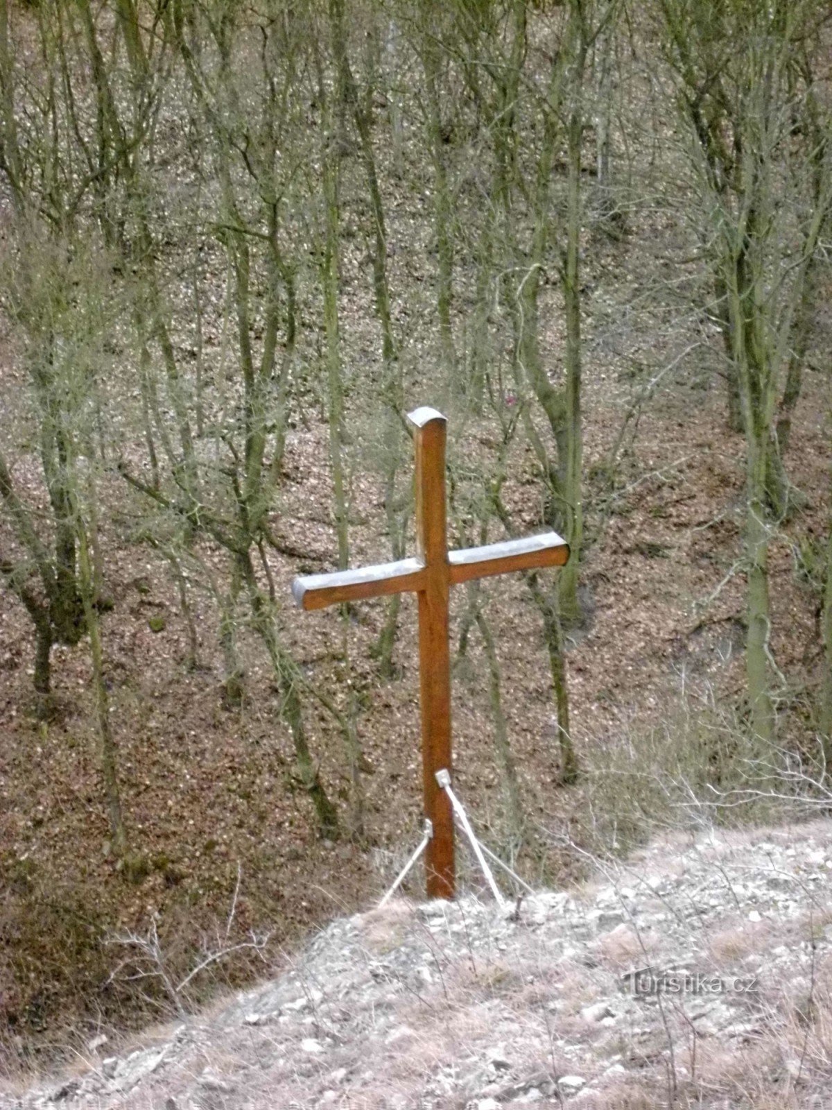 Kors till minne av kyrkan St. Prokop i Prokopdalen
