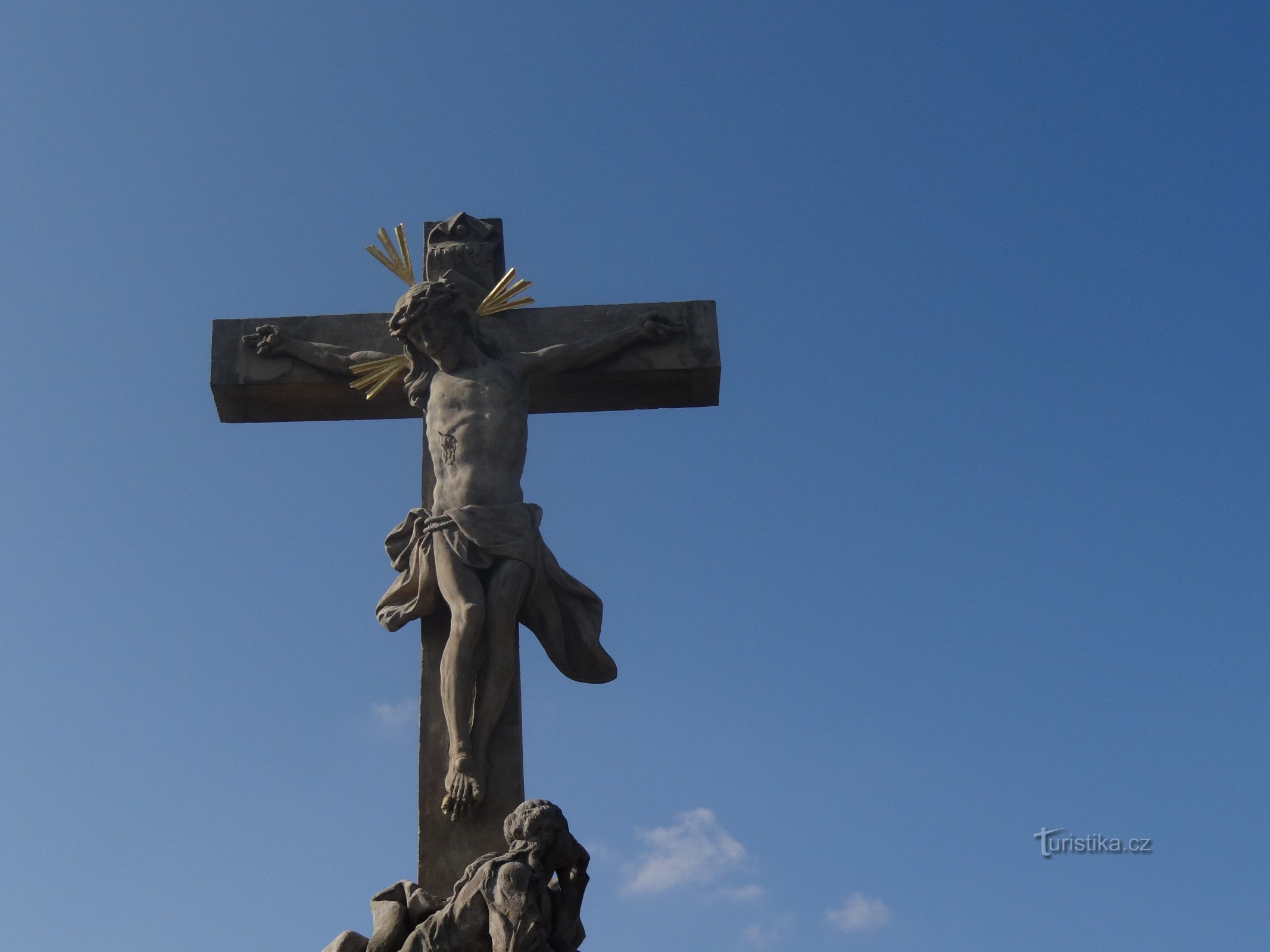 Cruz en la cima de la colina