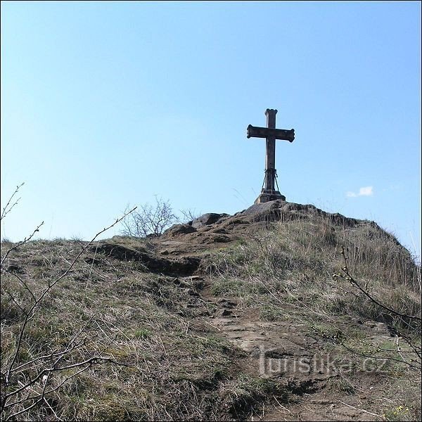 Cruz no topo da rocha no lado sul de Plzeňská