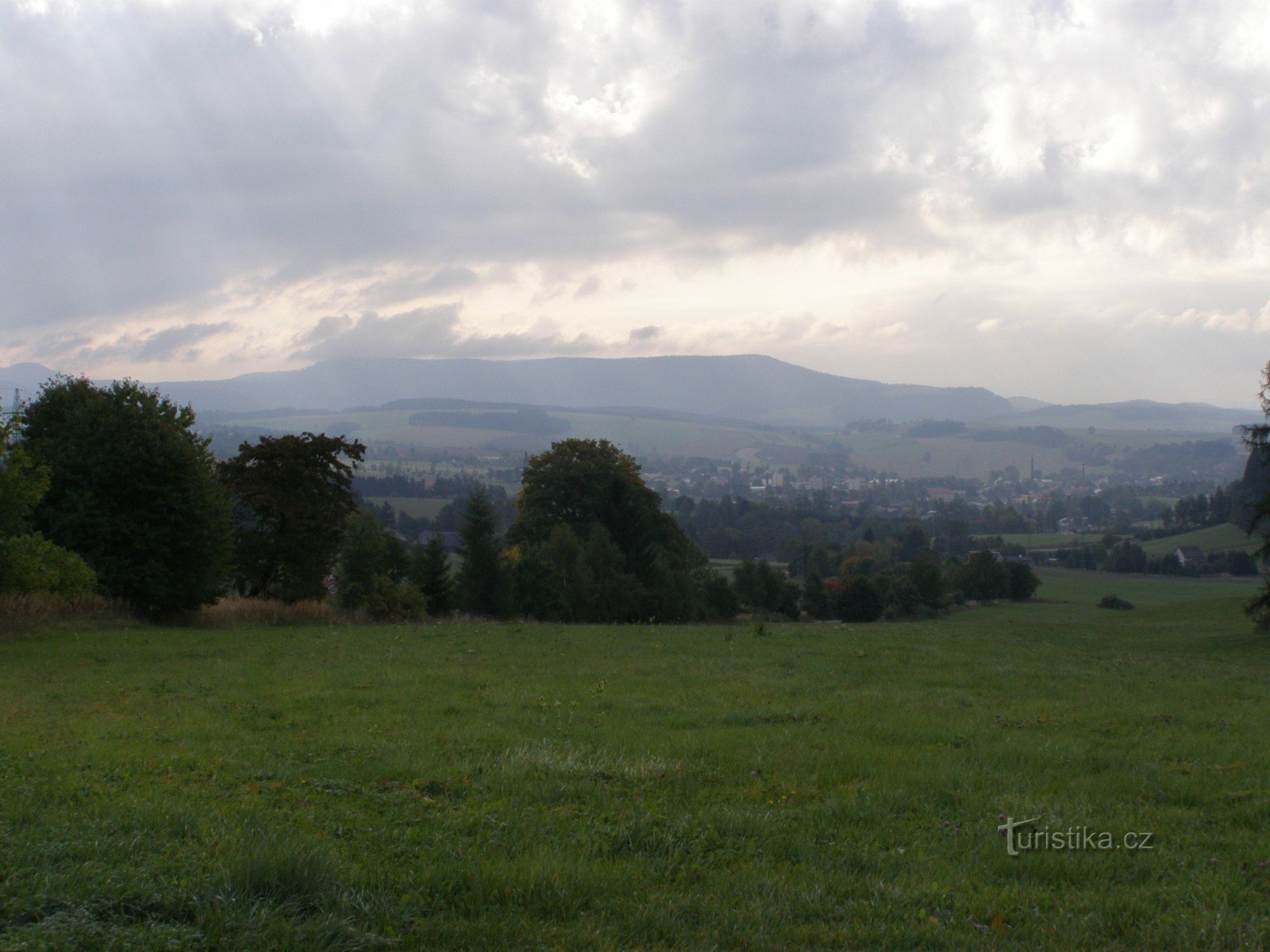 Kreuz oberhalb von Pěkov - Blick auf Poličsko