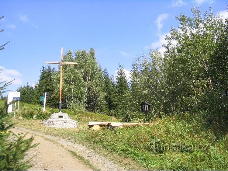 The cross above the signpost below the top of Biskupská kupa