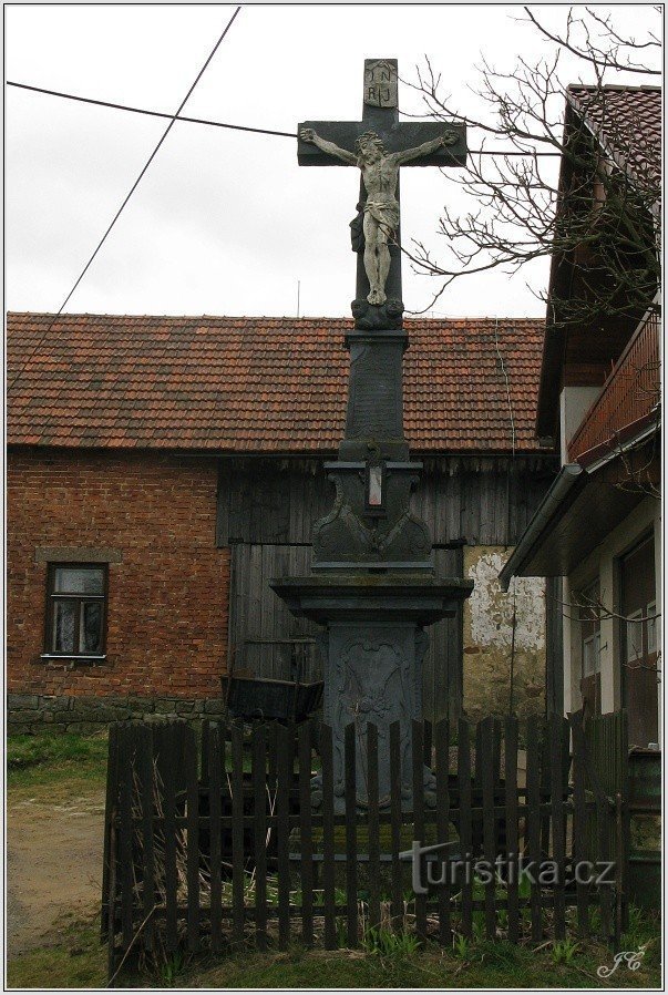 Croce di fronte alla cappella
