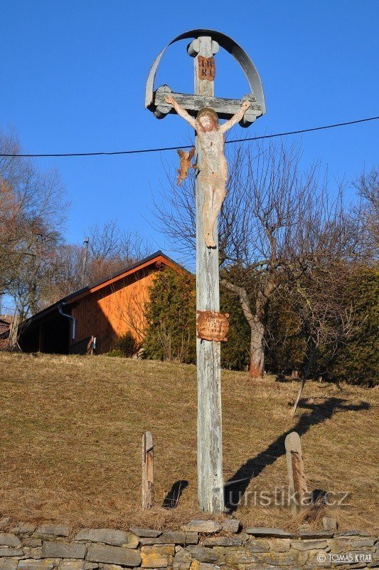 Cruz em frente à capela