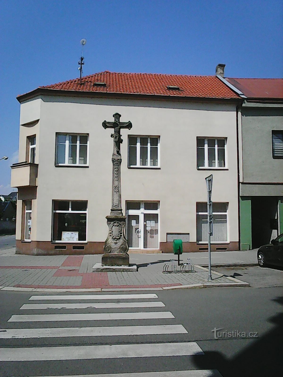 Kříž naproti Základní školy