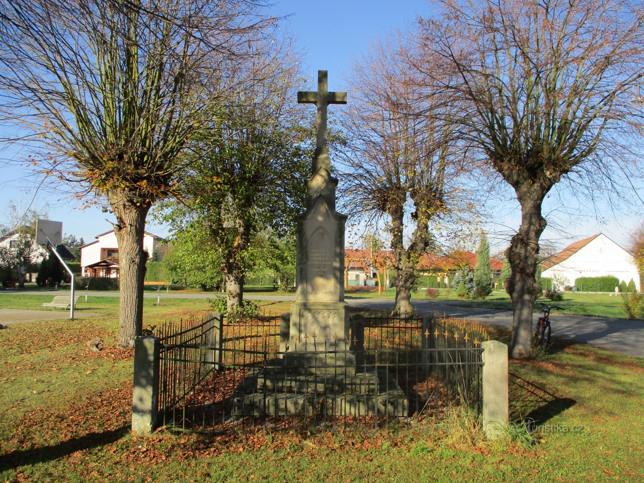 Croix par derrière (Tombe)