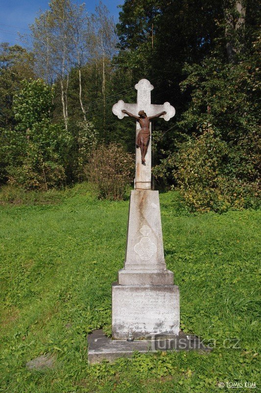Cruce lângă capelă