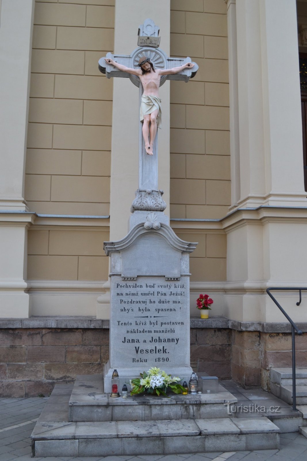 cruz em frente à entrada lateral da igreja
