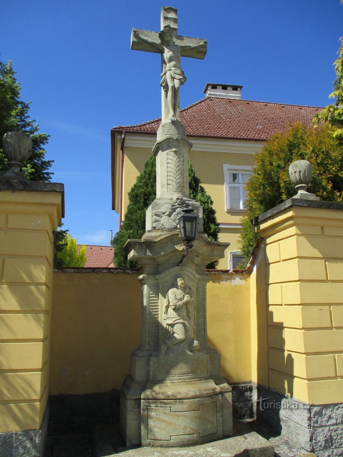 Kreuz vor dem Dekanat (Dobruška, 18.5.2020)