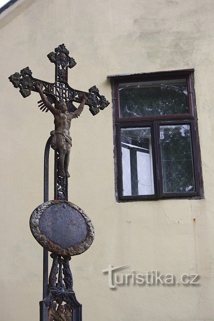 Kreuz vor dem Haus