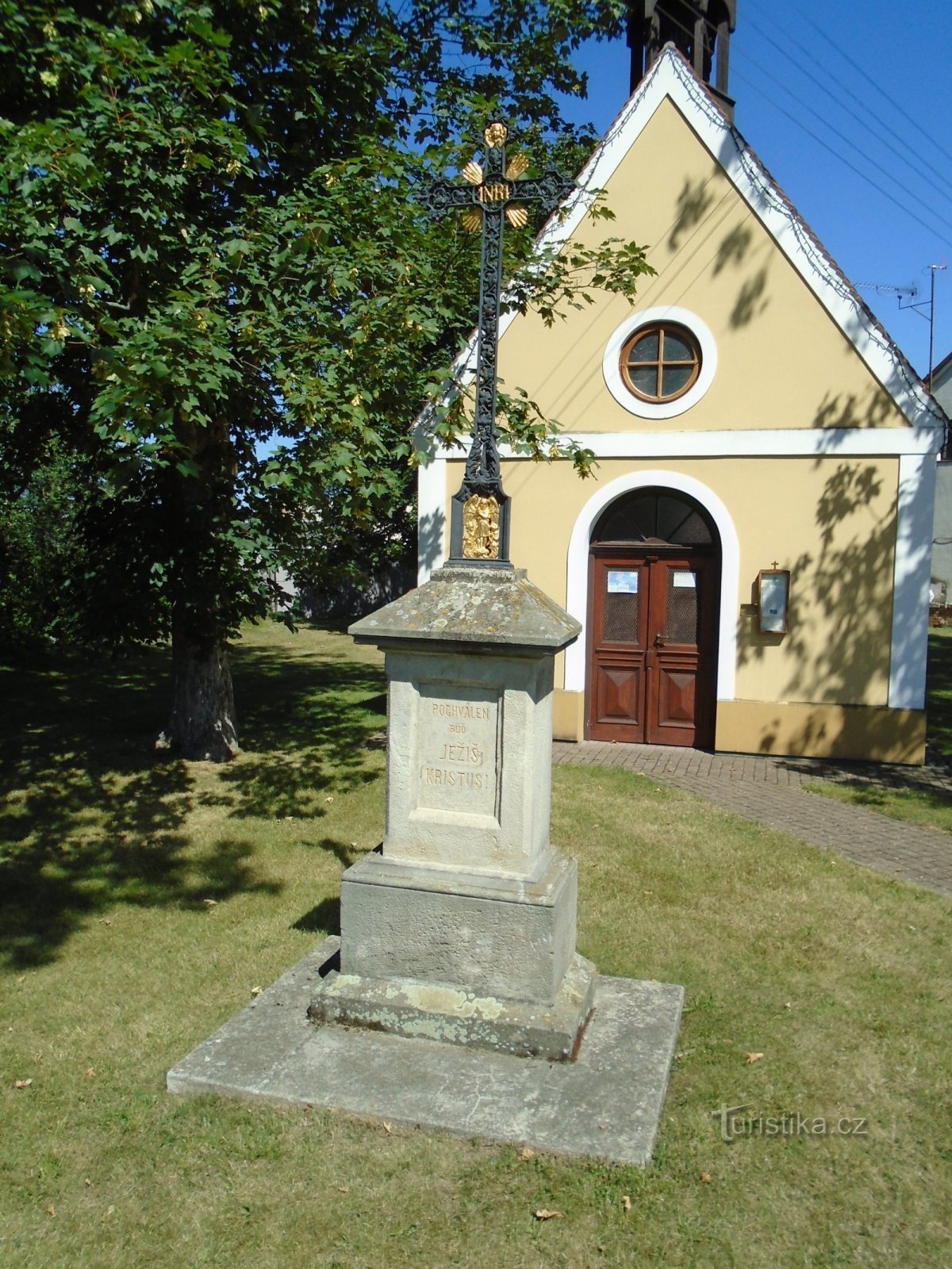 Korset framför kapellet St. Johannes av Nepomuck (Ráby)