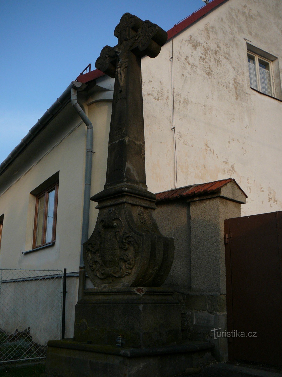 risti kirkon edessä Palkovicessa, Hukvaldskýssa