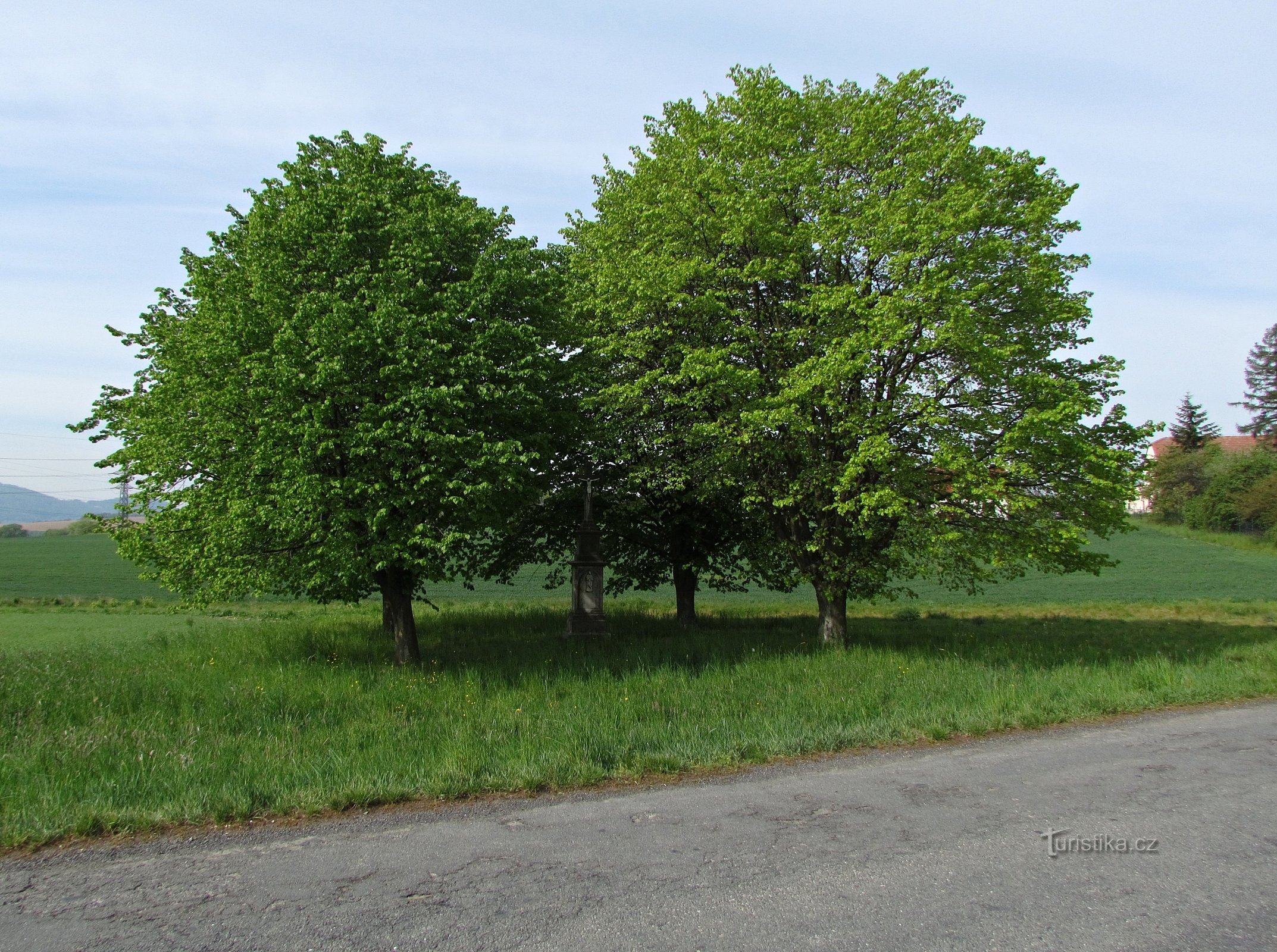 cruce în fața satului