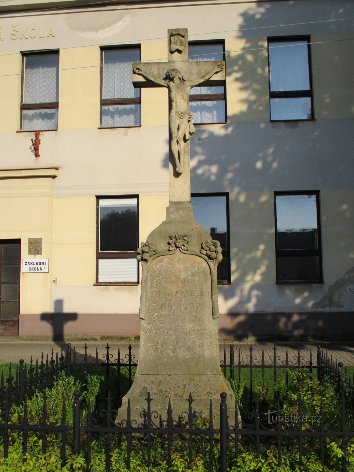 Cruz frente a la escuela (Dobřenice, 7.6.2019 de junio de XNUMX)