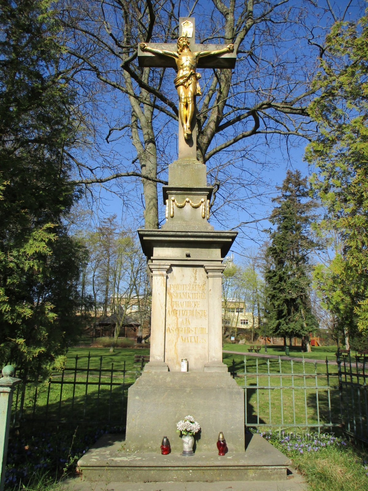 Krzyż przed Tyrszowymi sadami (Předměřice nad Labem, 11.4.2020)