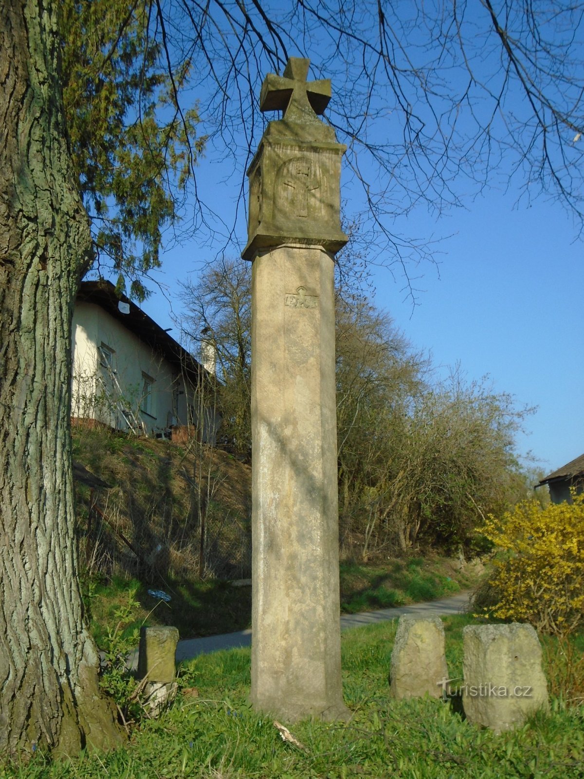 Plotiští nad Labem (Předměřice nad Labem) に向かう途中で横断します。