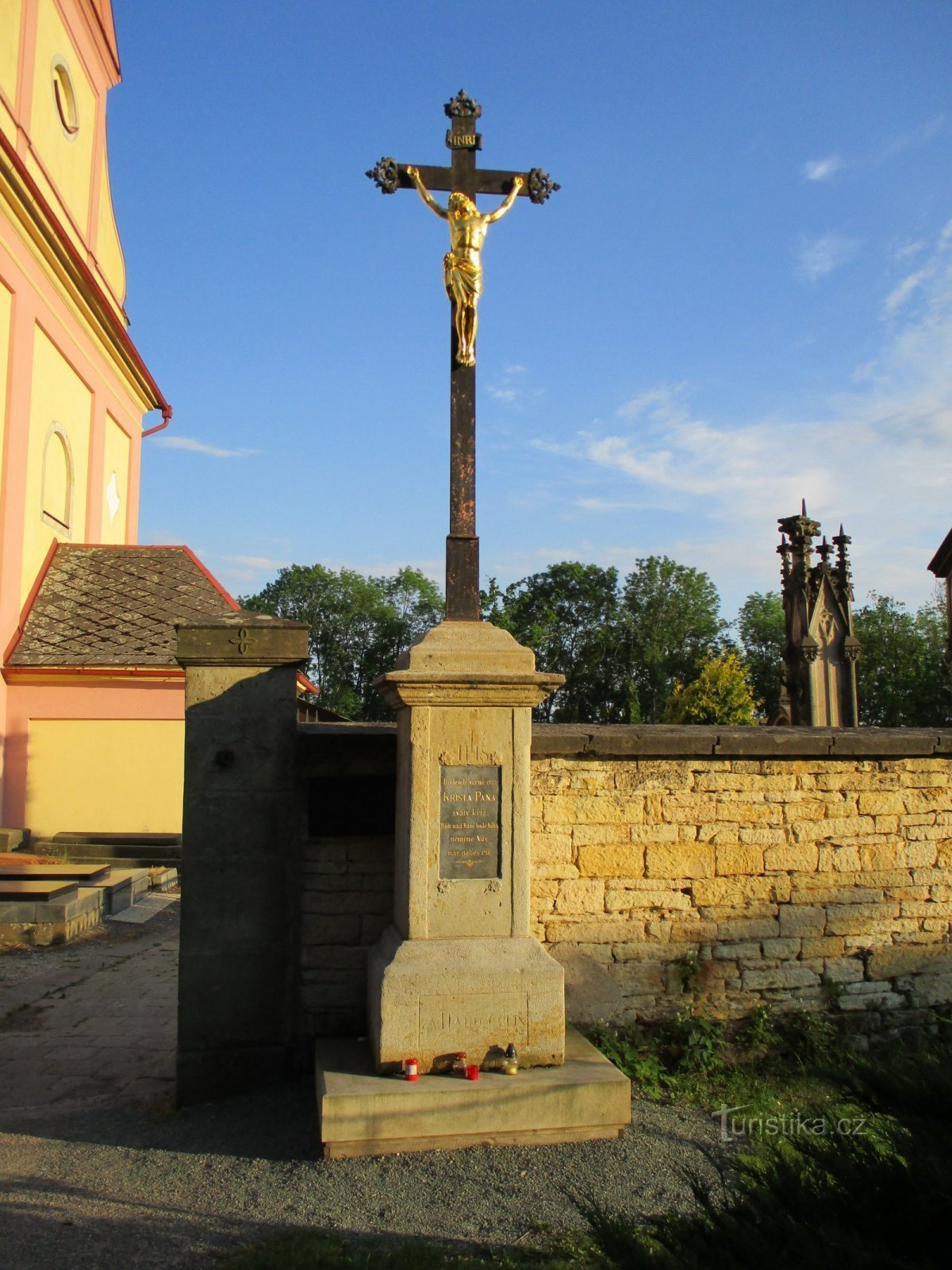 Cross at the entrance to the cemetery (Hořičky)