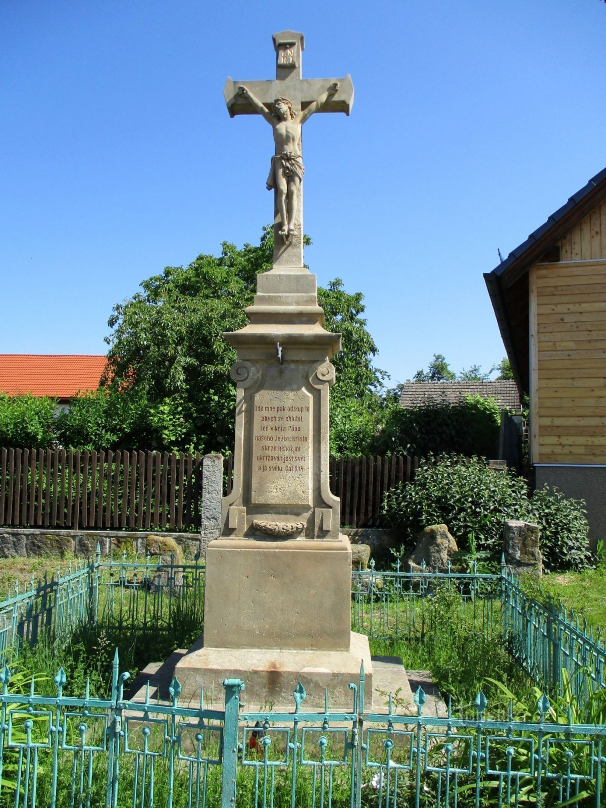A cross with a group of reconciliation crosses in the background (Třebovětice, 4.6.2019 June XNUMX)