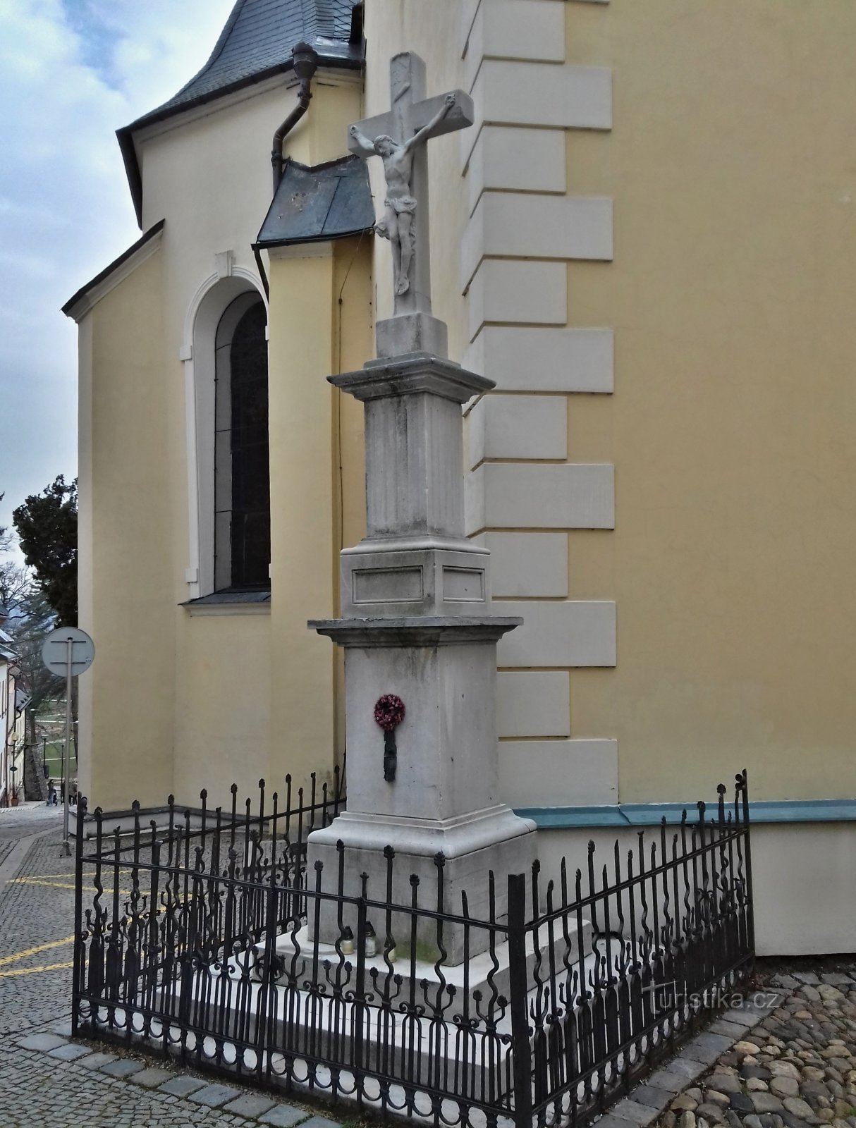 la croce sorge accanto all'estremità del tempio ...