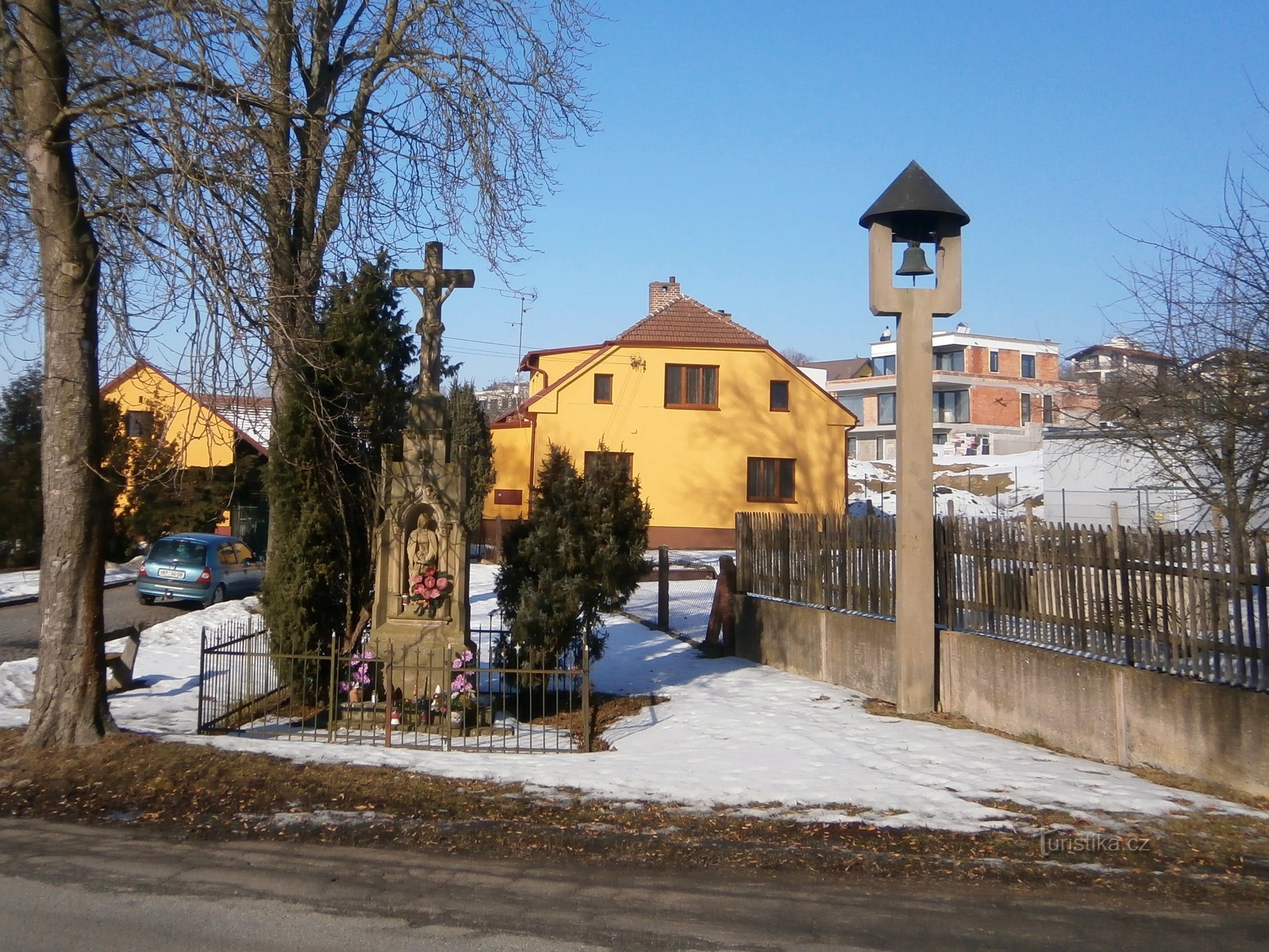 Kříž se zvoničkou v Hlavní ulici (Hradec Králové, 14.2.2017)