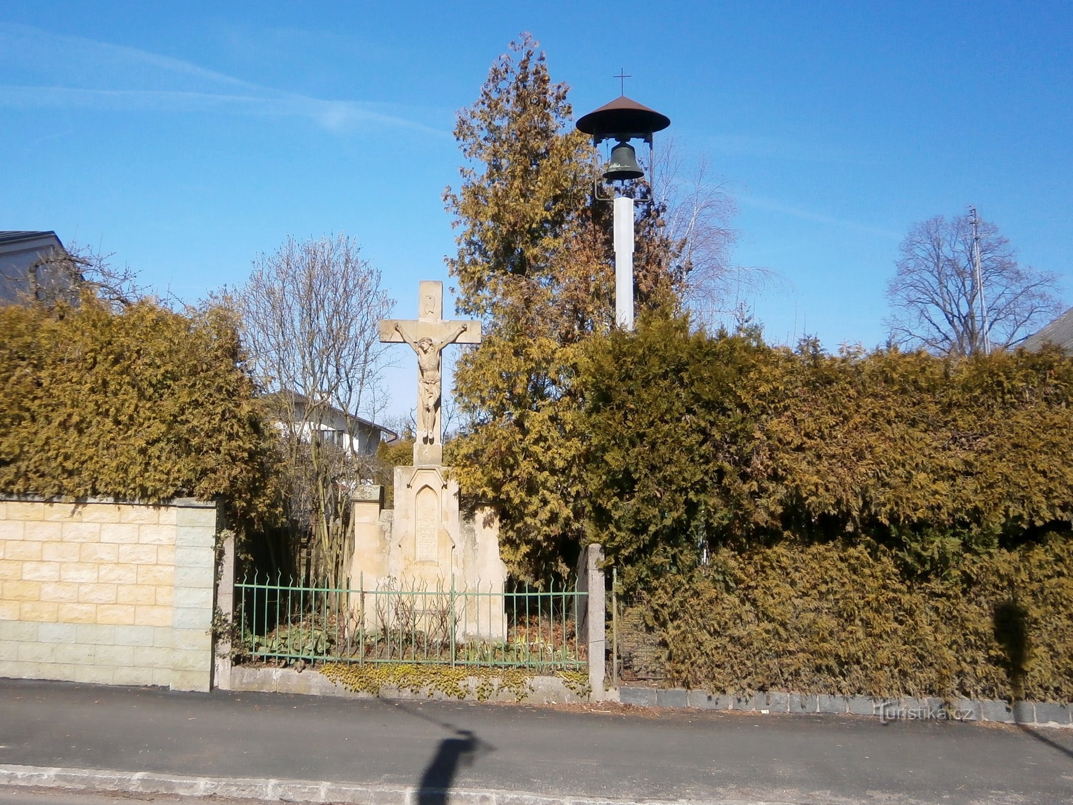 Kruis met klokkentoren in de straat Úprková (Hradec Králové, 16.3.2017)