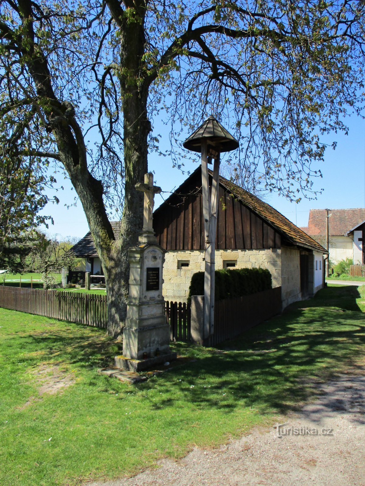 Cross with bell tower in Lhota (Lužany, 20.4.2020/XNUMX/XNUMX)