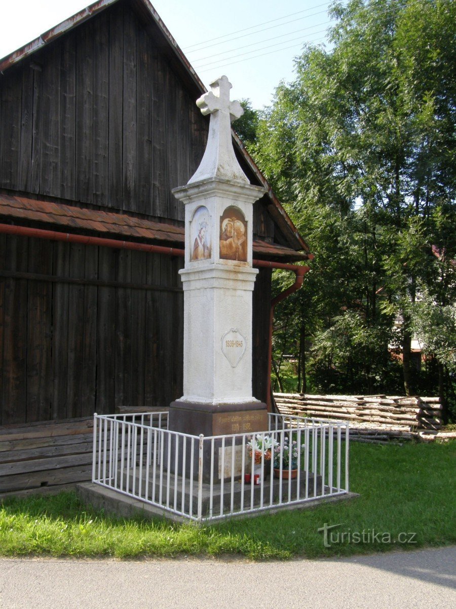 Kreuz bei der Kneipe in Lužná