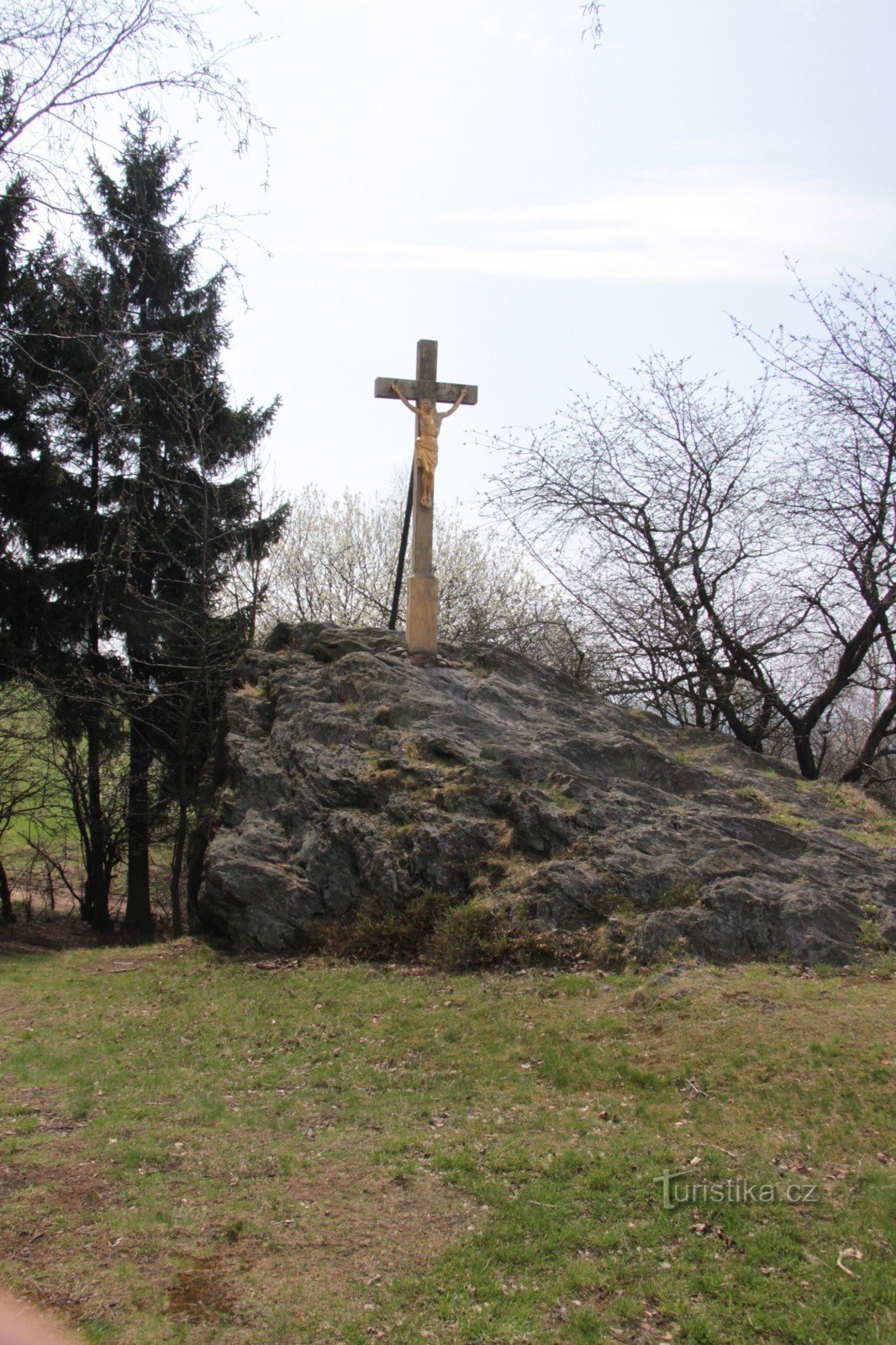 Croix à la maison de Jirásk à Dobrošov