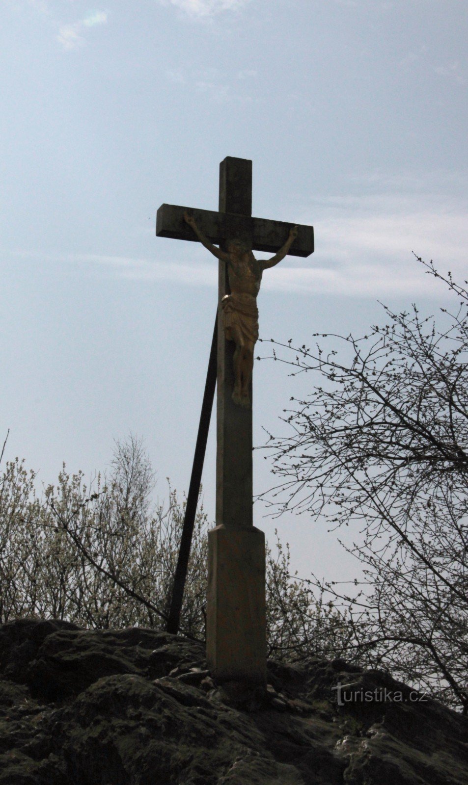 Крест на даче Йираска в Доброшове