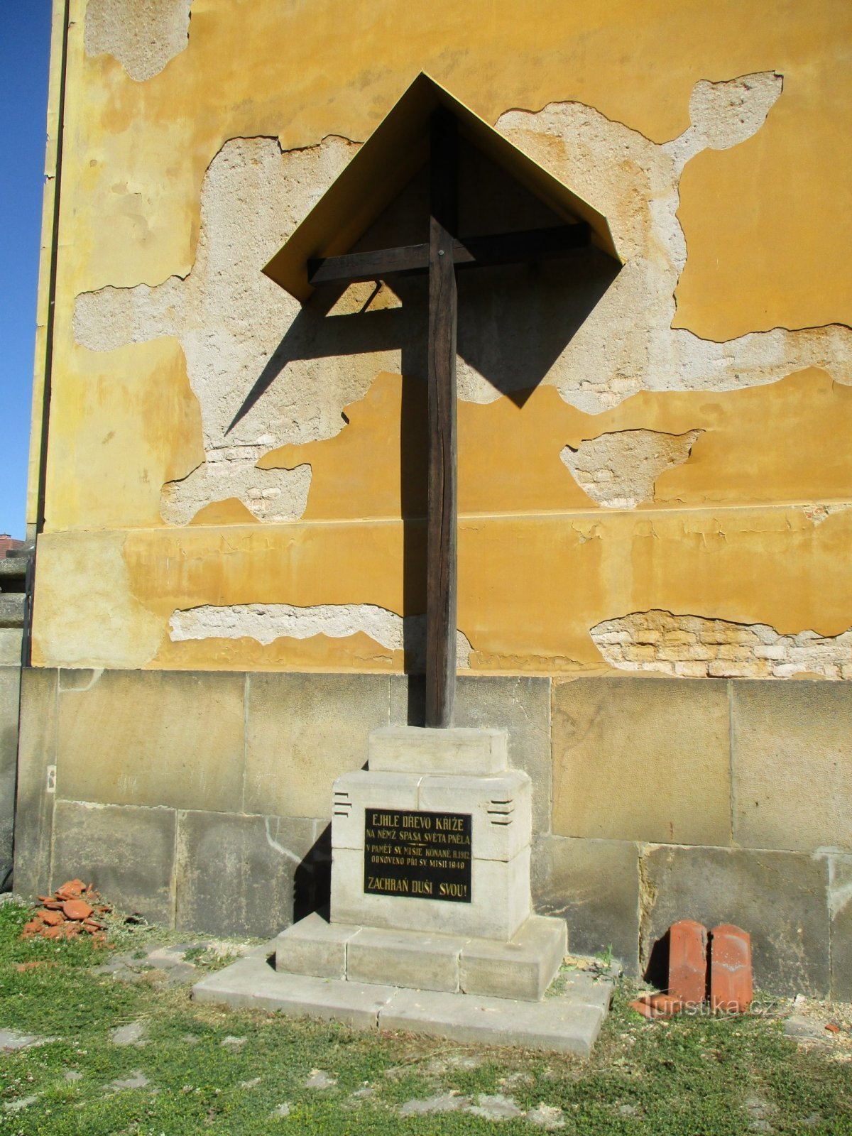 Kreuz in der Kirche der Himmelfahrt des Herrn (Josefov, 1.6.2020. Juni XNUMX)