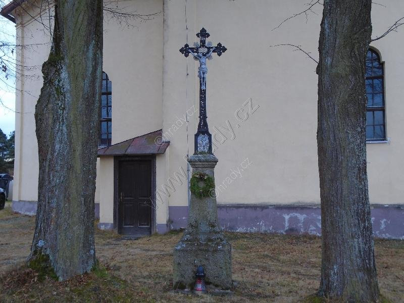 kříž u kostela Nanebevzetí Panny Marie
