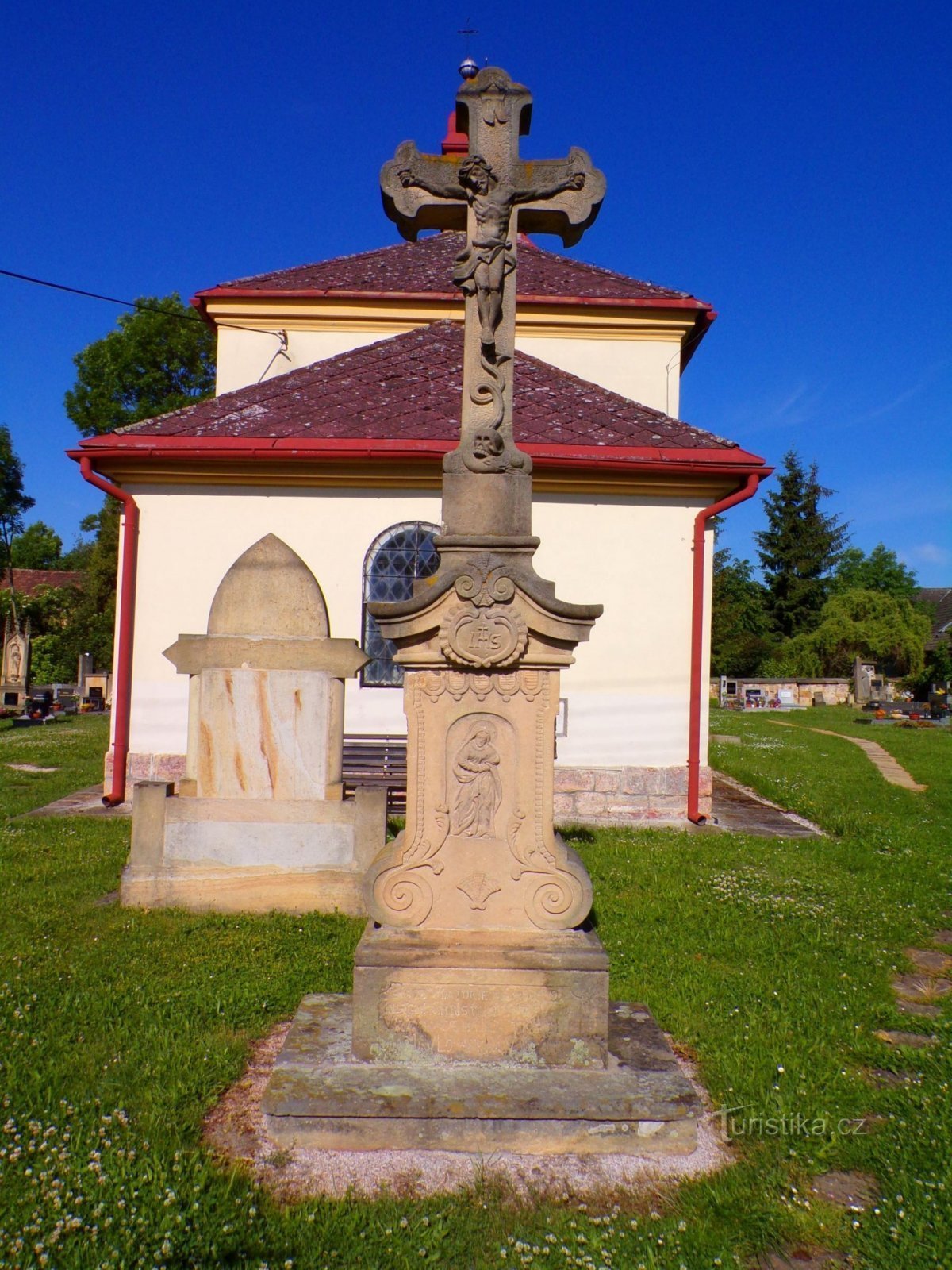 Kreuz an der Kirche St. Nikolaus, Bischof (Choteč, 31.5.2022)