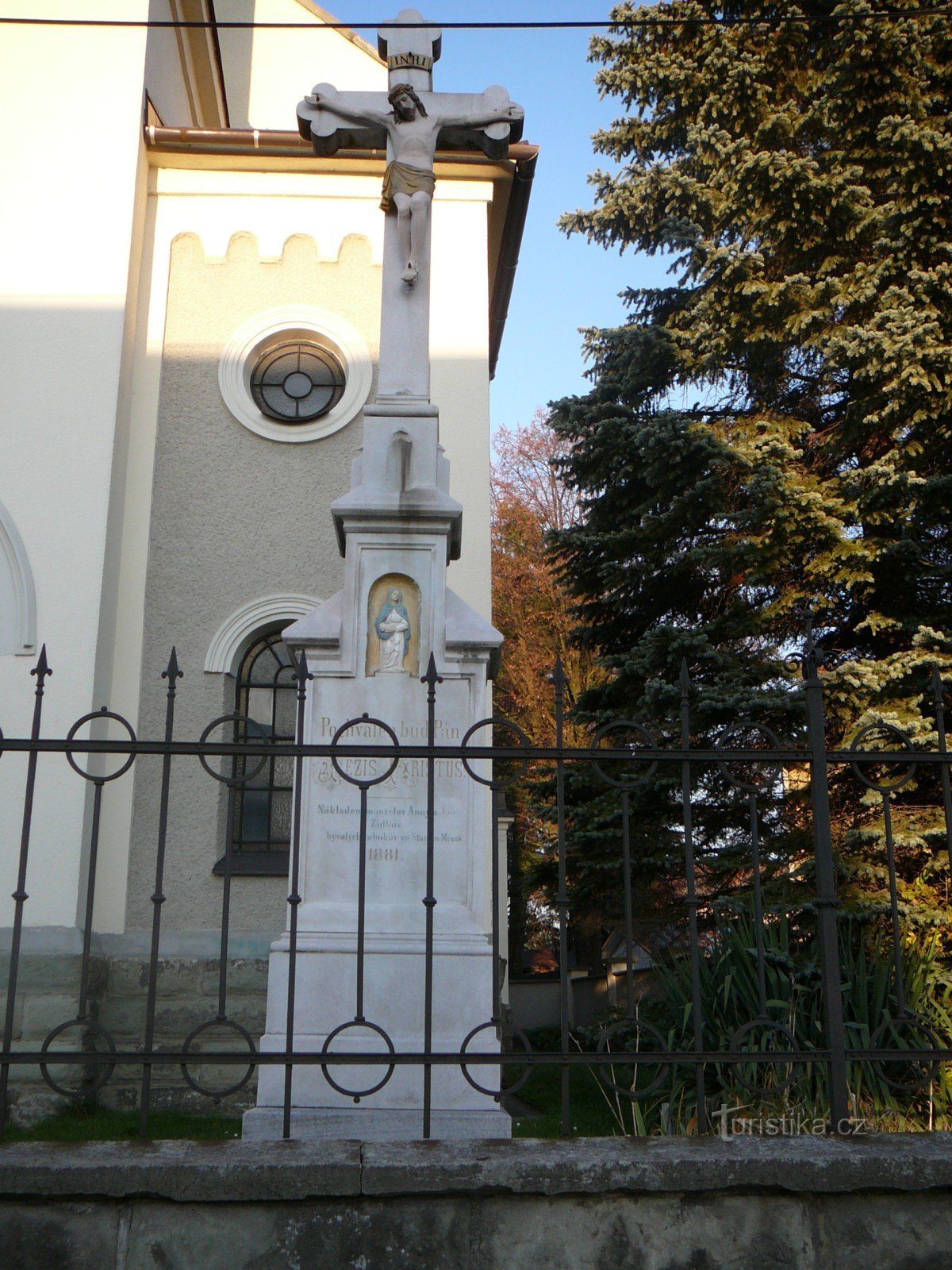 kruis bij de Sint-Jozefkerk in de oude stad bij Frýdek