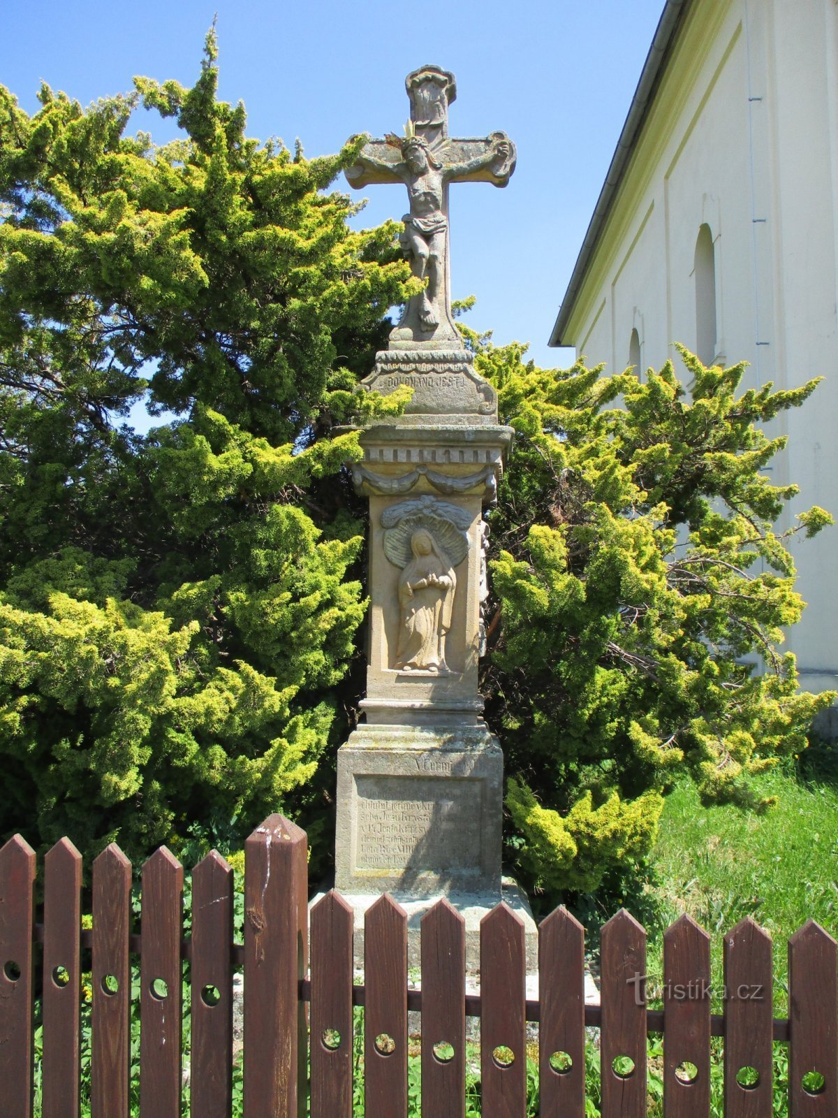 Croix à l'église (Výrava, 18.5.2020)