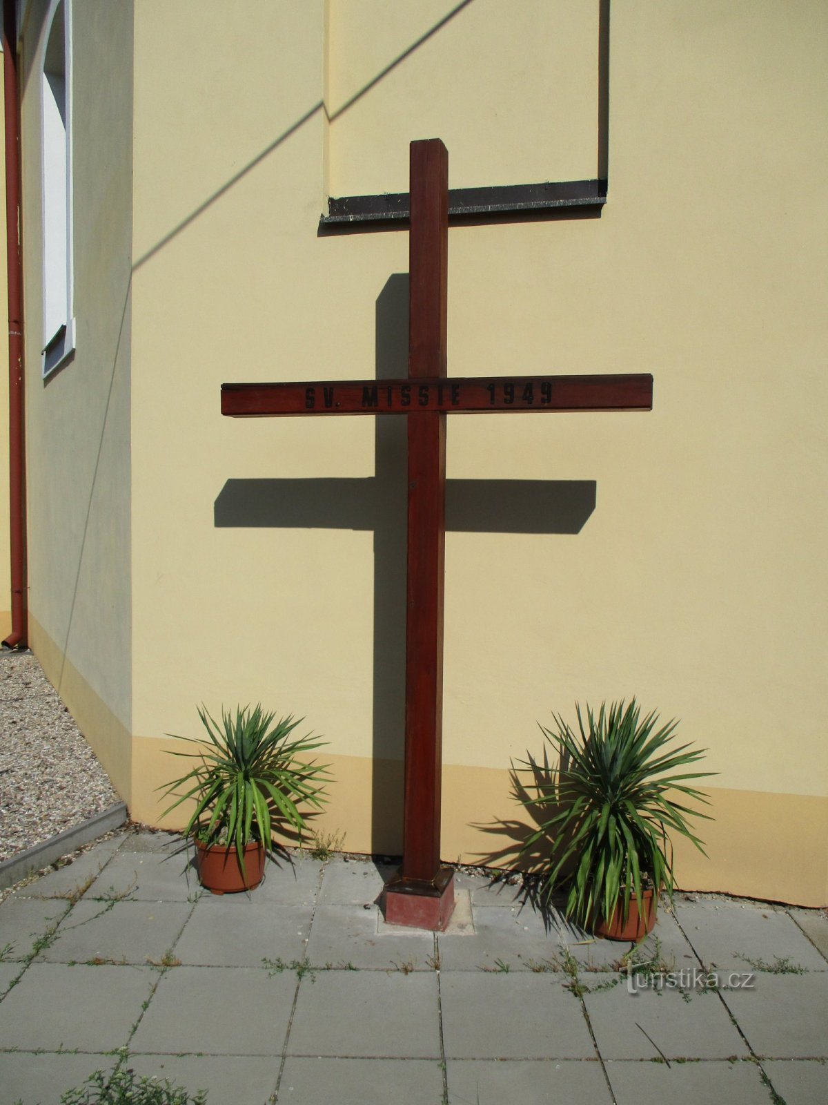 Krzyż przy kościele (Zwole, 19.6.2019)