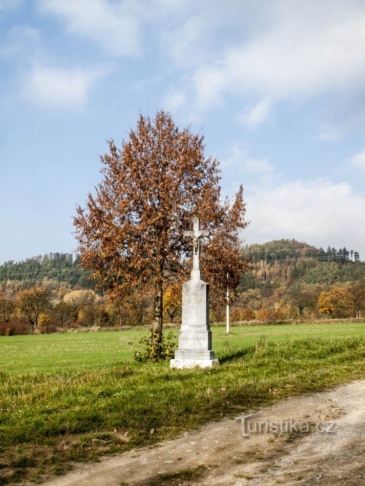 La croix par l'allée des tilleuls