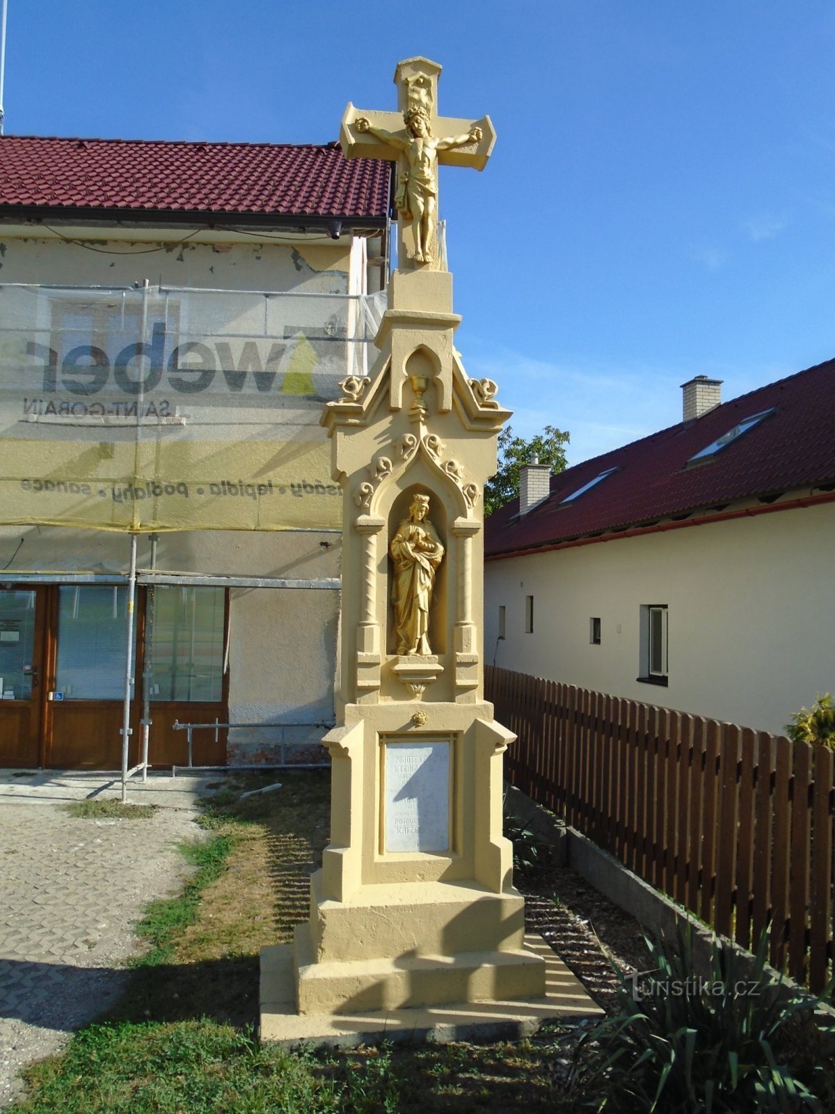 Kruis bij het stadskantoor (Chvojenec)