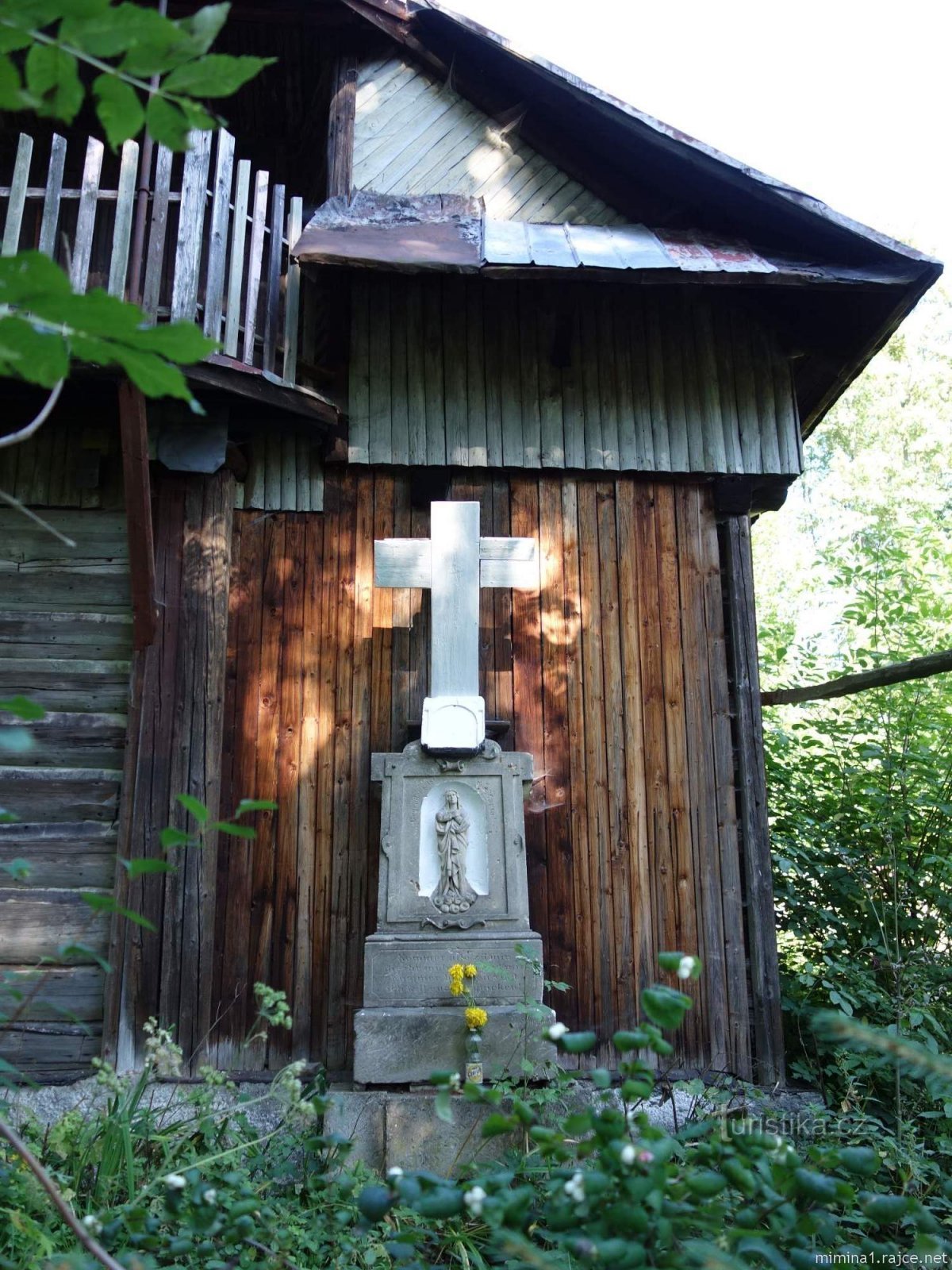 Крест у старого пасторского дома