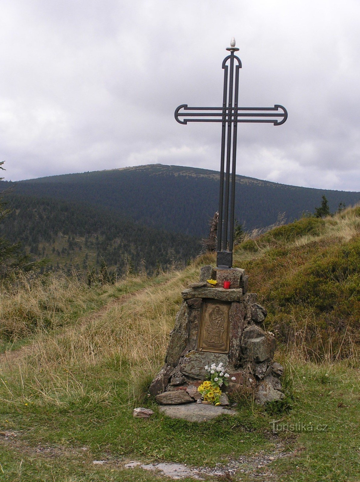 Het kruis bij Vřesová goed op de achtergrond met Keprník