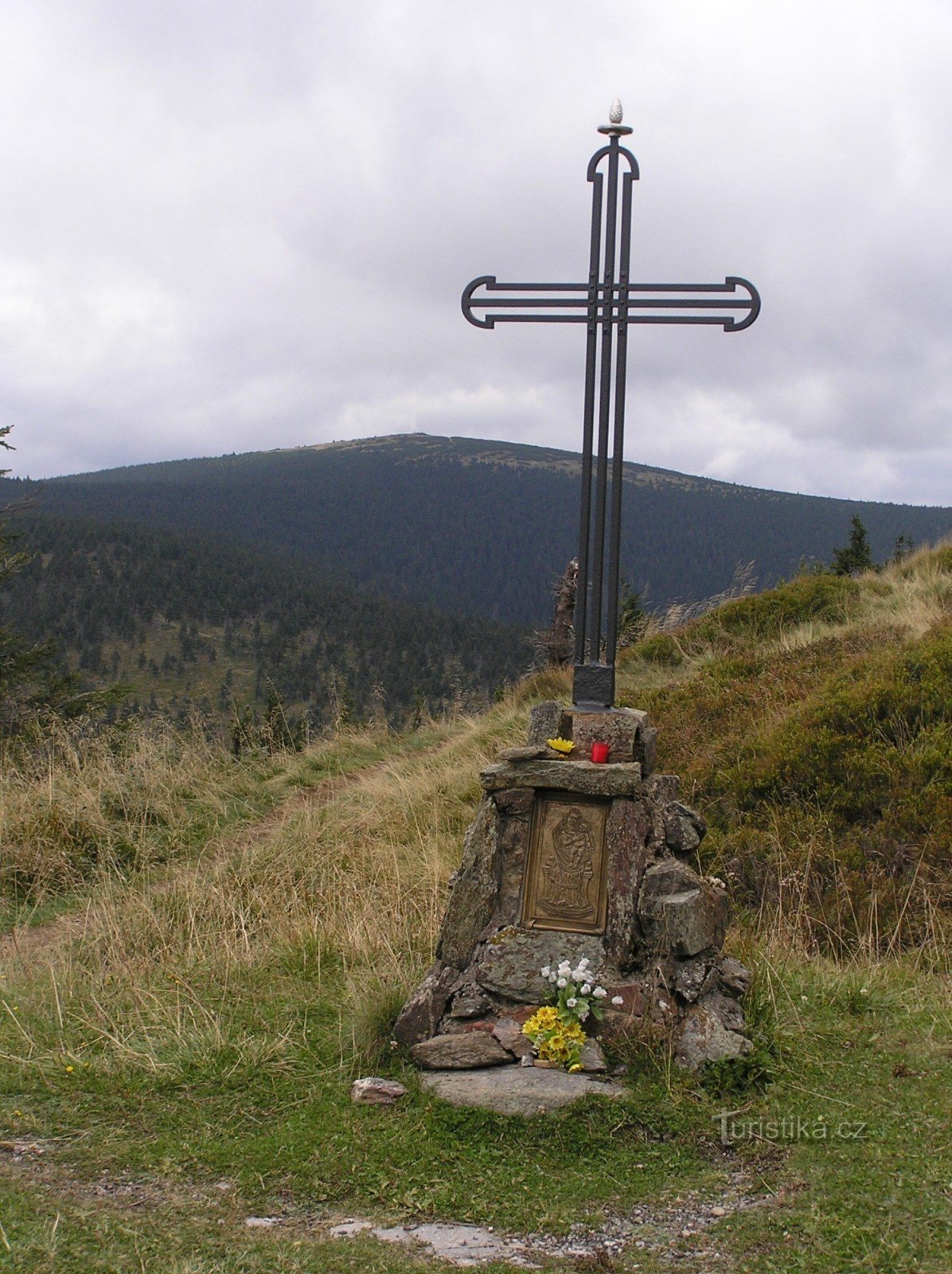 W tle krzyż na Vřesovej z Keprník