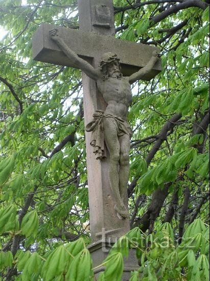 хрест біля знесеної кнайпи на вказівнику на Подолі